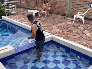 LA ESPOSA EMBARAZADA DE MI JEFE ME SEDUCE EN  LA PISCINA Y TERMINO FOLLÁNDOLA MUY DURO