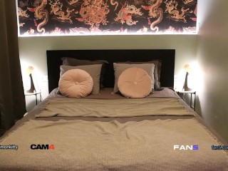 Simon Kitty Striptease et Riding Gode en levrette en Vache à la demande sur CAM4 Show