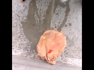 捨ててあったゴミをおしっこでびちゃびちゃにしてきた