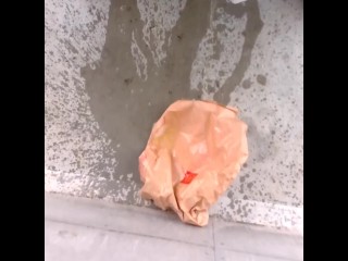 捨ててあったゴミをおしっこでびちゃびちゃにしてきた