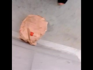 捨ててあったゴミをおしっこでびちゃびちゃにしてきた