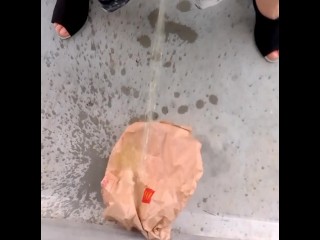 捨ててあったゴミをおしっこでびちゃびちゃにしてきた