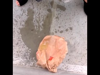 捨ててあったゴミをおしっこでびちゃびちゃにしてきた