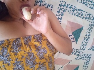 LATINA WITH HER BANANA SUCKING AND EATING IT, IMAGINES A DICK AND GETS RICH EXCITED