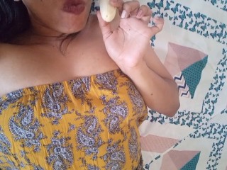 LATINA WITH HER BANANA SUCKING AND EATING IT, IMAGINES A DICK AND GETS RICH EXCITED