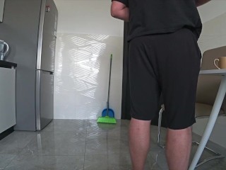 Настоящая неверность. Жена и друг семьи тайно трахаются на кухне дома. Муж на работе