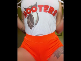 HOOTERS GIRL SEDUCES YOU