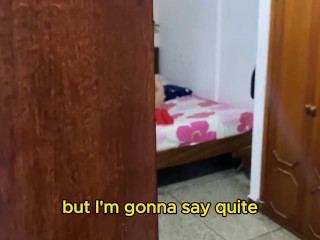 Mi padrastro entro a mi cuarto y me consigue masturbandome por el culo y le gusta ver como me metos