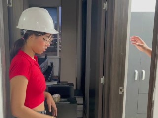 Me follo duro a mi rica ingeniera a cambio de guardar mi secreto a los jefes.