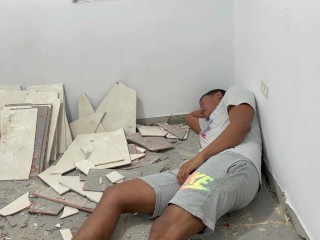 Me follo duro a mi rica ingeniera a cambio de guardar mi secreto a los jefes.