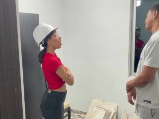 Me follo duro a mi rica ingeniera a cambio de guardar mi secreto a los jefes.