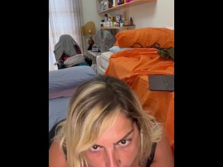 Laura beccata mentre si tocca come una vacca