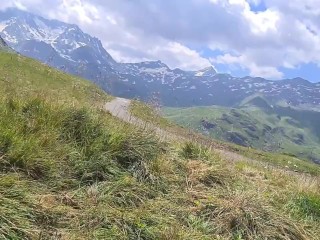 Grosse éjac sur la langue en rando 😜