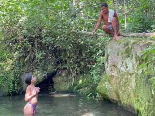 me follo a chica latina desconocida mientras toma un rico baño en el lago