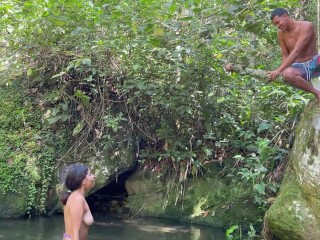 me follo a chica latina desconocida mientras toma un rico baño en el lago