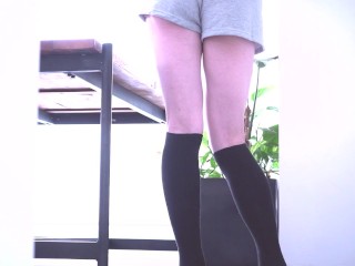 ショートパンツで机の角に擦るね