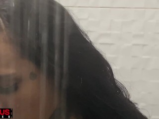 minha amiga e eu no banho acabamos nos pegando