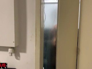 minha amiga e eu no banho acabamos nos pegando