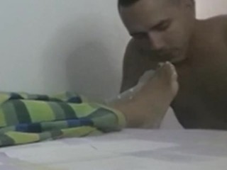 FETICHE CON LO PIES DE MI MADRASTRA TERMINA EN FOLLADA CON TRAGADA DE SEMEN