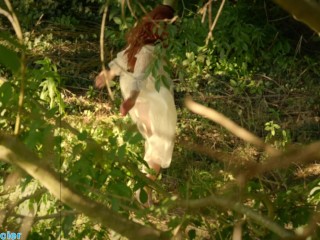 Rendez vous secret entre amoureux dans la forêt, sexe passionné. Vidéo voyeur esthétique.