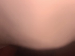 隣の部屋にバレるリスクの中、布団の中でチントレ中(日本人)