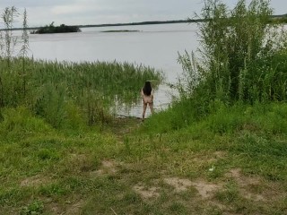 Молодая мамочка на природе, начинающая эксгибиционистка показала свою попку