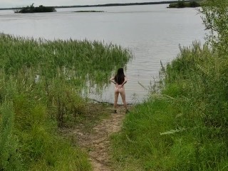 Молодая мамочка на природе, начинающая эксгибиционистка показала свою попку