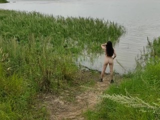 Молодая мамочка на природе, начинающая эксгибиционистка показала свою попку