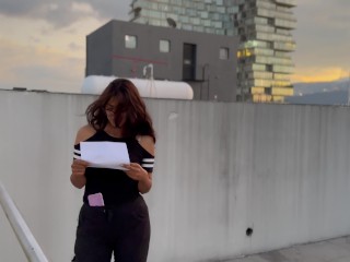 Chica NALGONA azotada en la terraza del edificio. BIG ASS