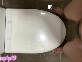 【素人】トイレのフタにおしっこかけてみた♡【女子大生】