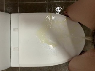 【素人】トイレのフタにおしっこかけてみた♡【女子大生】