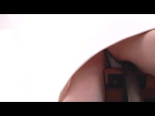 逆さ撮りで机の角に擦るね