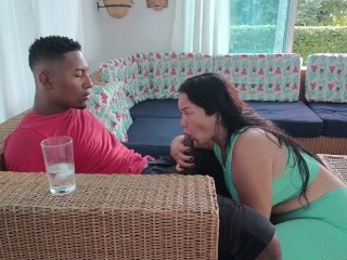 Anita y su entrenador personal nos muestran como hacer ejercicio muy calientes