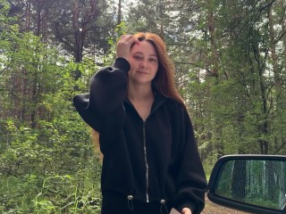 Помог рыжей спортсменке в лесу