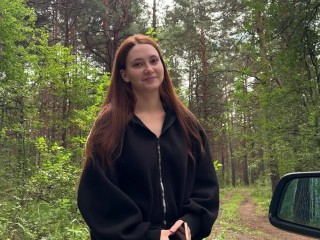 Помог рыжей спортсменке в лесу