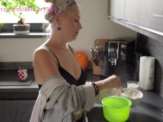 Mia gets a deptroath, a hard fuck and a creampie while cooking