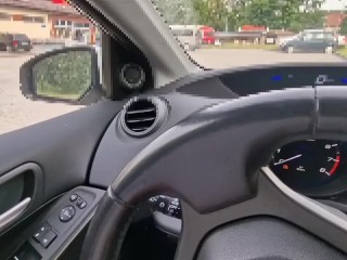 In the parking lot of the dickflash store, a woman comes up to me, takes pictures, and helps me.