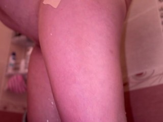 Shaving pussy at the 9th month of pregnancy (I can't see pussy because of the big tummy)