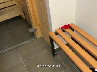 Une Jolie Dominicaine Surprise Et Baisée Dans Un Sauna Pendant Que Son Frère Est Occupé !!!