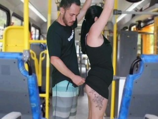 Old man with the encoxada and masturbates until he cums on the brunette inside the bus