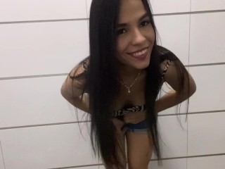 Chica Deportiva Con un Gran Culo Se Masturba. Tembloroso Orgasmo en el Baño y te habla en Español