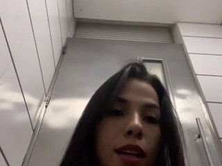 Chica Deportiva Con un Gran Culo Se Masturba. Tembloroso Orgasmo en el Baño y te habla en Español