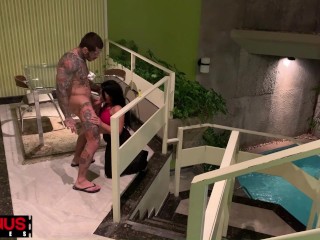 Baixinha do cuzao fodendo com tatuado