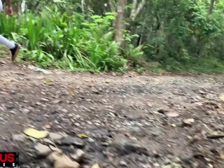 Ela se perdeu na mata e encontrou o maconheiro comedor