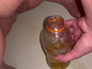 Babe pisses in Gatorade bottle