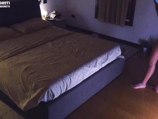 Faccio sexting con l'amante e mi masturbo mentre mio marito cornuto è al lavoro