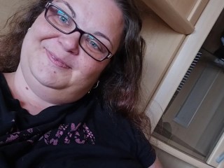 cute BBW showing off her huge natural tits - by Viola Tittenfee