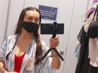 Une brune sexy essaie des vêtements dans le vestiaire. Chatte poilue, gros seins, gros tétons.