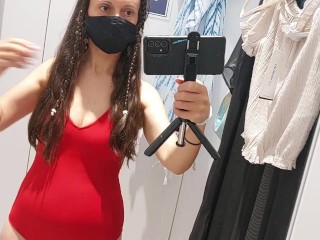 Une brune sexy essaie des vêtements dans le vestiaire. Chatte poilue, gros seins, gros tétons.