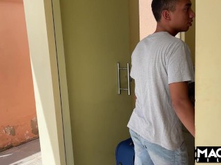 Visitando minha ruiva acabei fodendo ela na sala